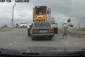 baleset, lada, oroszország, videó baleset, lada, oroszország, videó