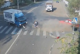 baleset, bicikli, mazda3, oroszország, teherautó, videó