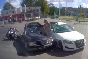 audi, baleset, mercedes-benz, motoros, oroszország audi, baleset, mercedes-benz, motoros, oroszország