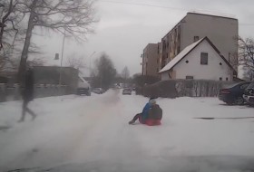 baleset, csúszásveszély, hó, tél, videó baleset, csúszásveszély, hó, tél, videó