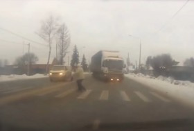 baleset, gyalogos, oroszország, videó, zebra