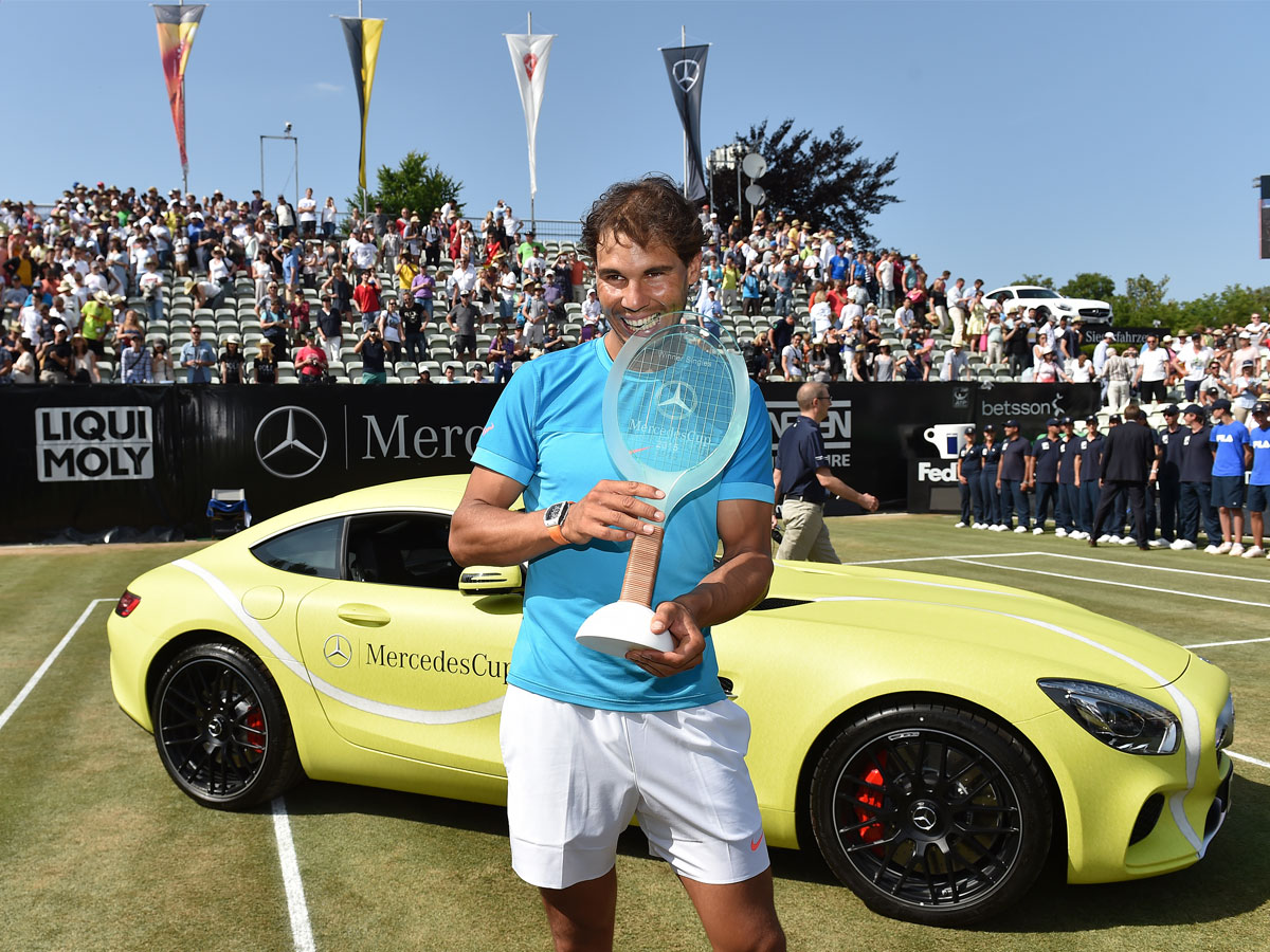rafael-nadal-poses-with-trophy-in-front-of-new-car-mercedes-cup-2015