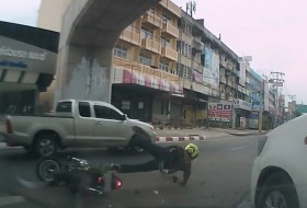 autós videó, baleset, motoros, thaiföld, toyota, yaris