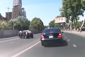 baleset, mercedes-benz, motoros, súlyos sérülés, videó baleset, mercedes-benz, motoros, súlyos sérülés, videó