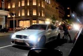 autós videó, bicikli, clk, gyorsulás, london, mercedes clk