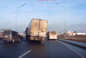 autós videó, baleset, kamion
