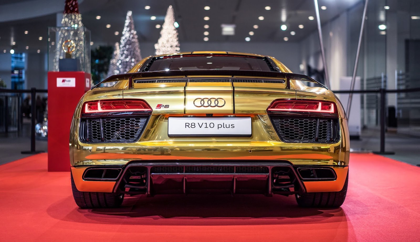 Arany Audi R8 V10 Plus