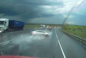 autópálya, baleset, hyundai, kamion, oroszország, videó
