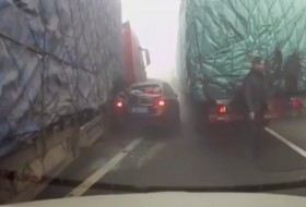 autópálya, baleset, kamion, köd, szlovénia, videó
