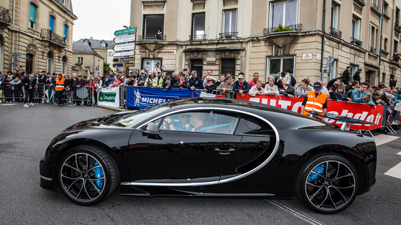 bugatti-chiron-at-le-mans-parade