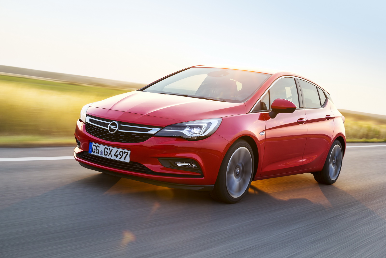 Viszik az új Opel Astrát, mint a cukrot