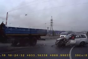 baleset, oroszország, teherautó, toyota, új rav4, videó