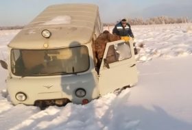 baleset, jég, orosz, uaz, videó
