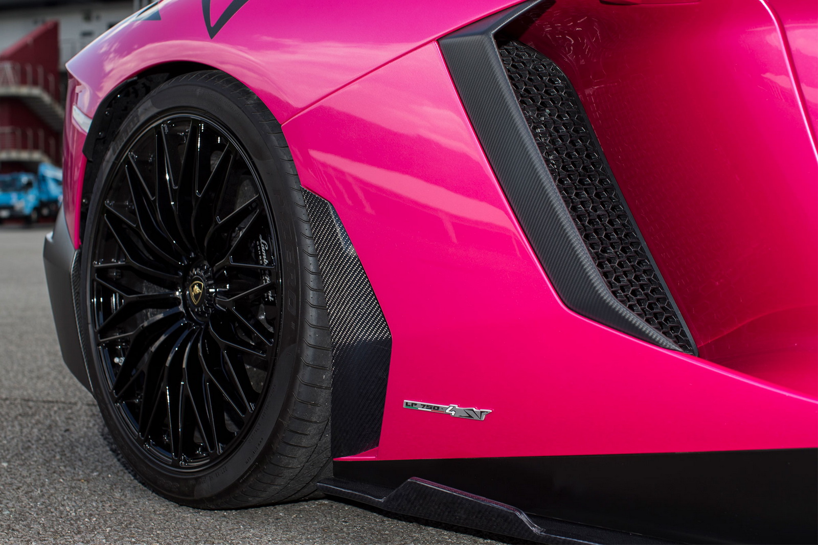 Lamborghini Aventador Tuning Pink