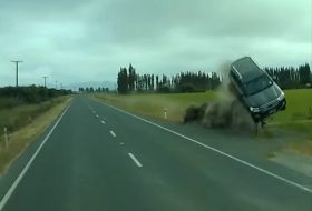 autóbaleset, autós videó, land cruiser, új toyota, új-zéland autóbaleset, autós videó, land cruiser, új toyota, új-zéland