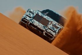 autós videó, dubai, sivatag, suv, terepjáró, új rolls-royce