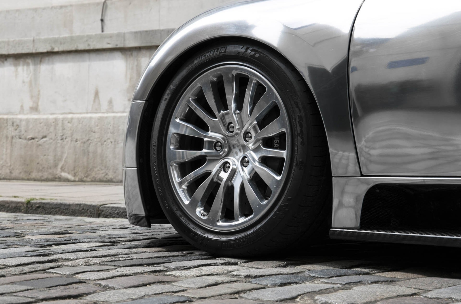 Króm-karbon Mansory Bugatti Veyron
