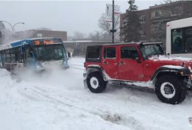 autós videó, busz, hó, jeep wrangler, téli közlekedés, terepjáró, új toyota