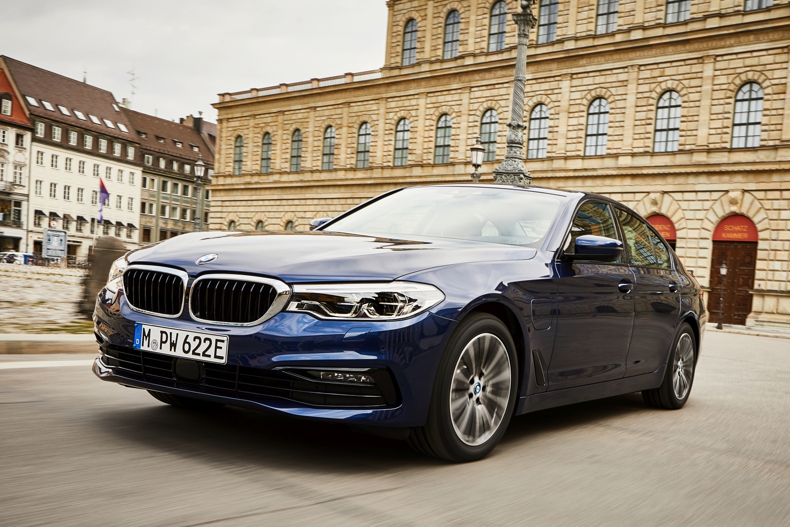 P90361864_highRes_the-new-bmw-530e-sed