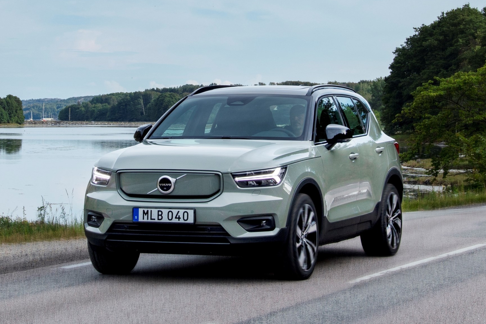 Volvo XC40 Recharge P8 AWD in Sage Green